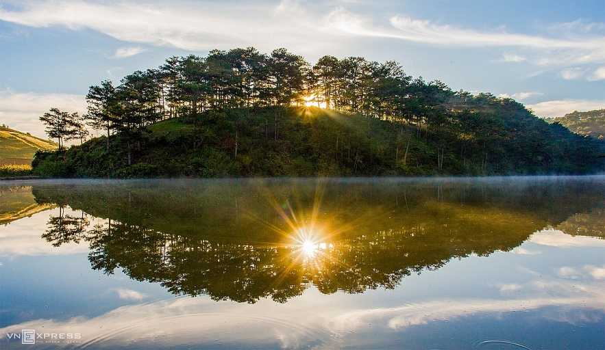 Admiring the mysterious beauty of da lat in early winter